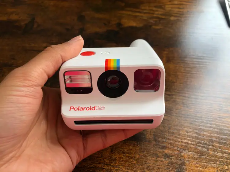 最小ポラロイド サイズのアナログインスタントカメラ「ポラロイド go」